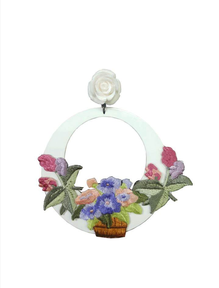 刺繍花で飾られた白いアセテートのフラメンコイヤリング
